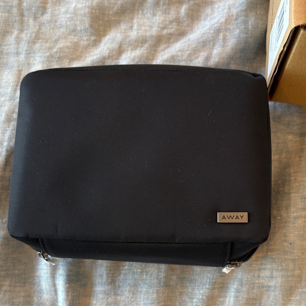 Away large tech case